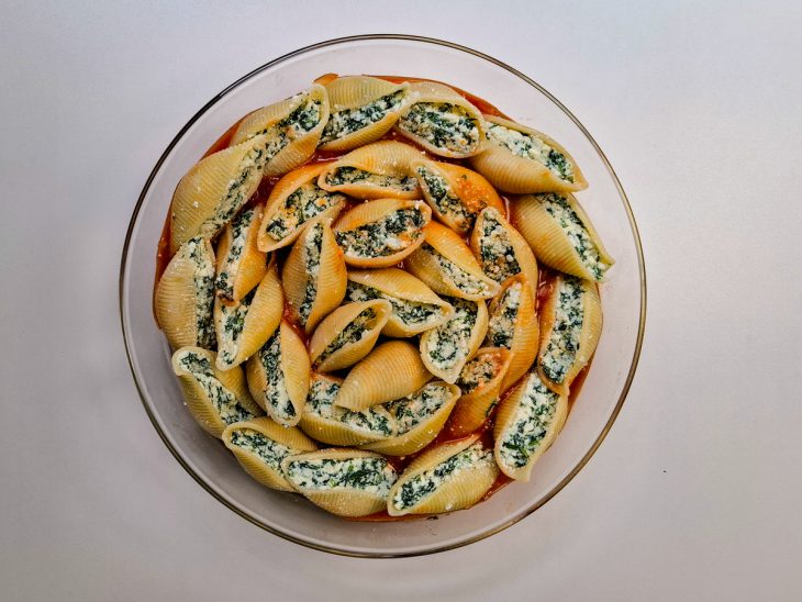 Conchigliones recheados com o creme de espinafre e ricota.