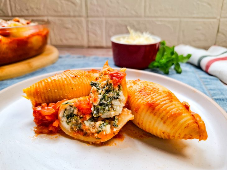 Porção do conchiglione servida em prato.