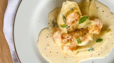 Conchiglione de espinafre e ricota com molho de camarões