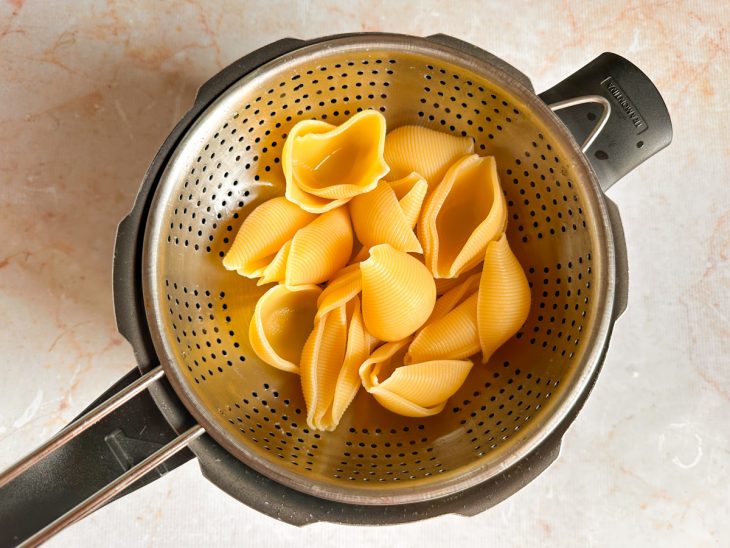Conchiglione cozido e escorrendo.