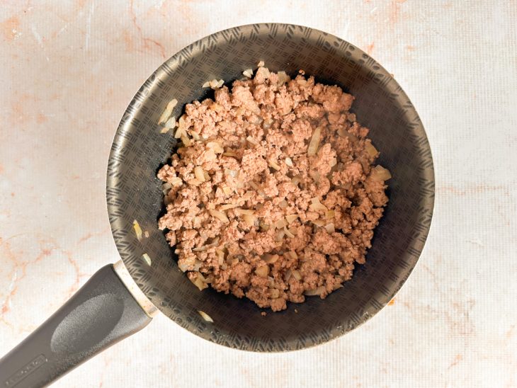 Carne moída refogando na panela.