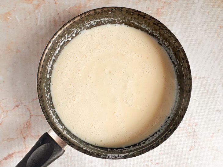 Na panela, mistura de farinha de trigo, leite e manteiga.