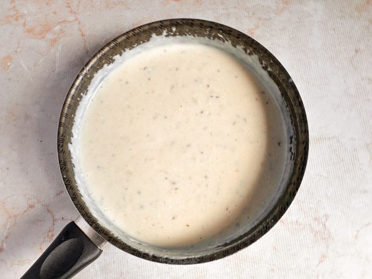 Creme de leite incorporado na mistura e temperos adicionados.