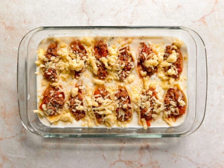 Queijo ralado distribuídos por cima dos conchigliones.