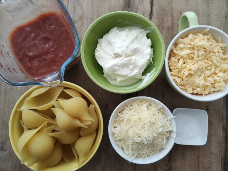 Ingredientes necessários reunidos em uma bancada.