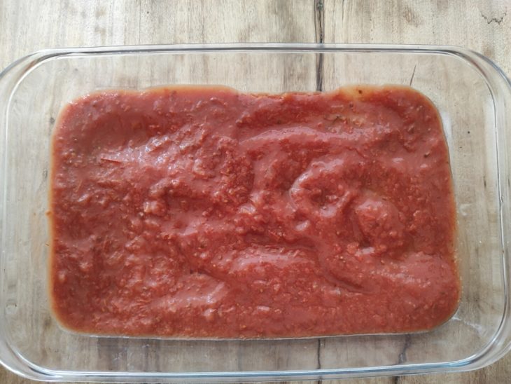 Molho de tomate adicionado em um refratário de vidro.