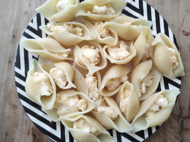 Conchiglione recheado com mistura de queijos.