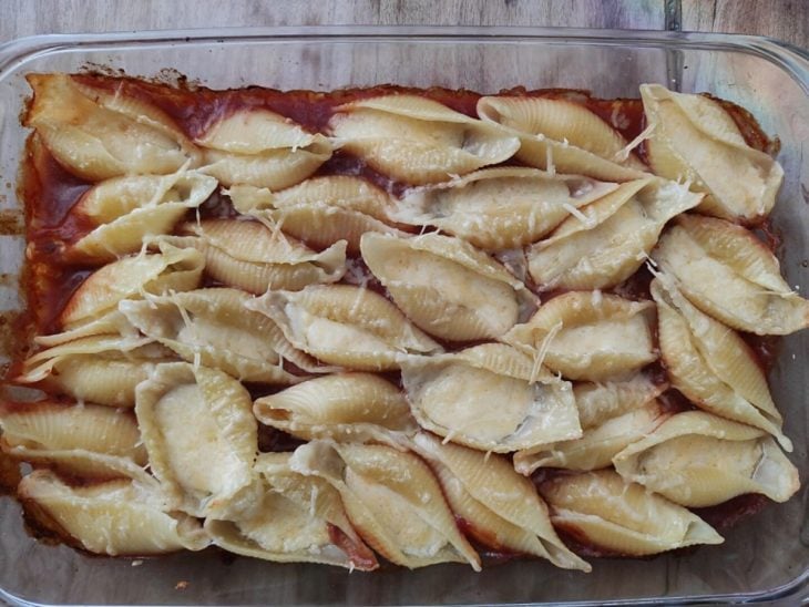 Conchiglione recheado com 3 queijos pronto para consumo.