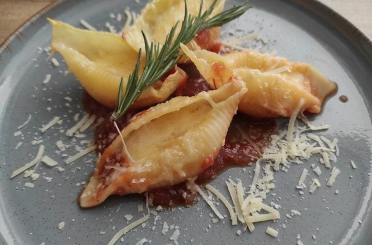 Conchiglione recheado com 3 queijos