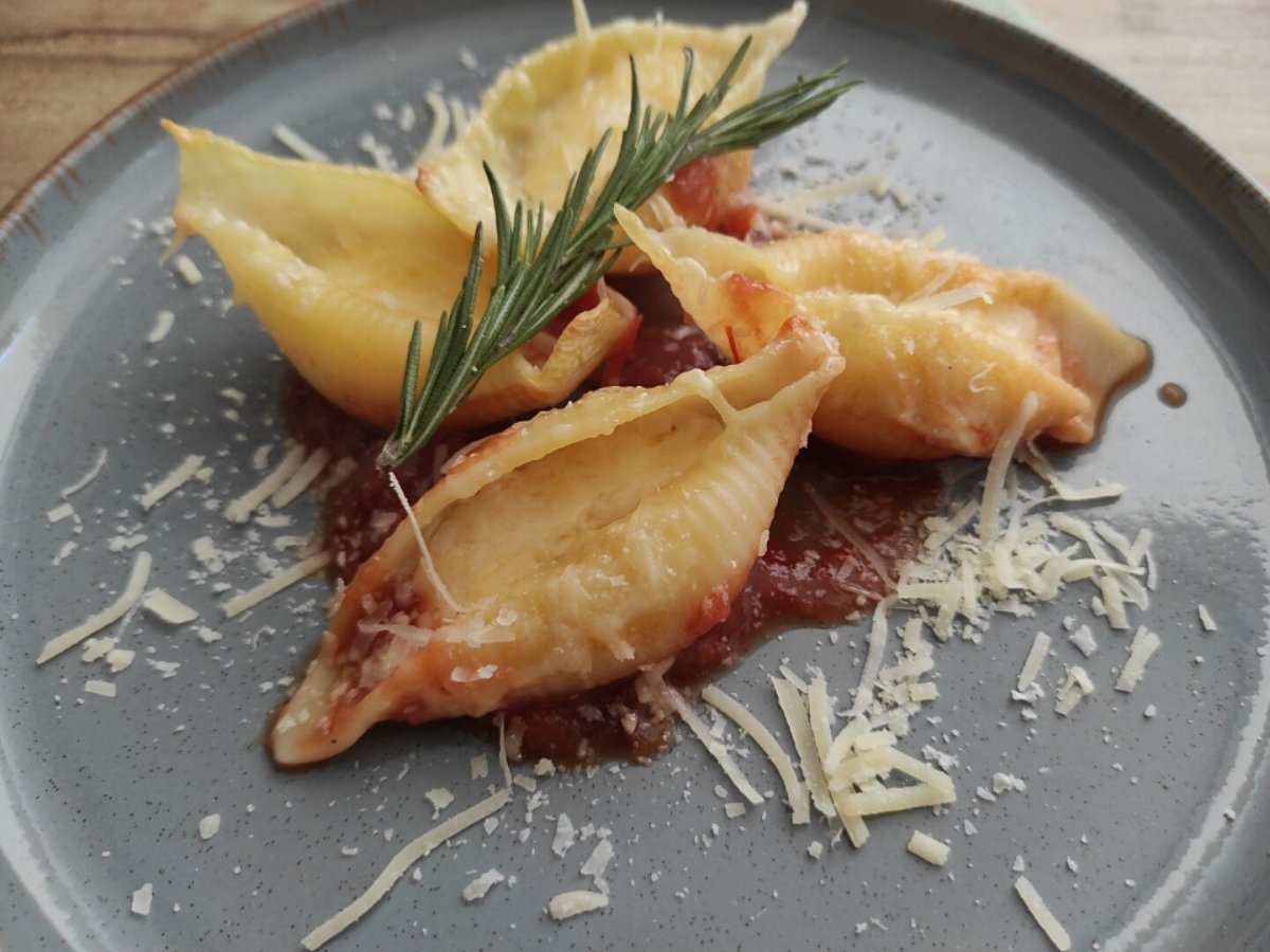 Conchiglione recheado com 3 queijos
