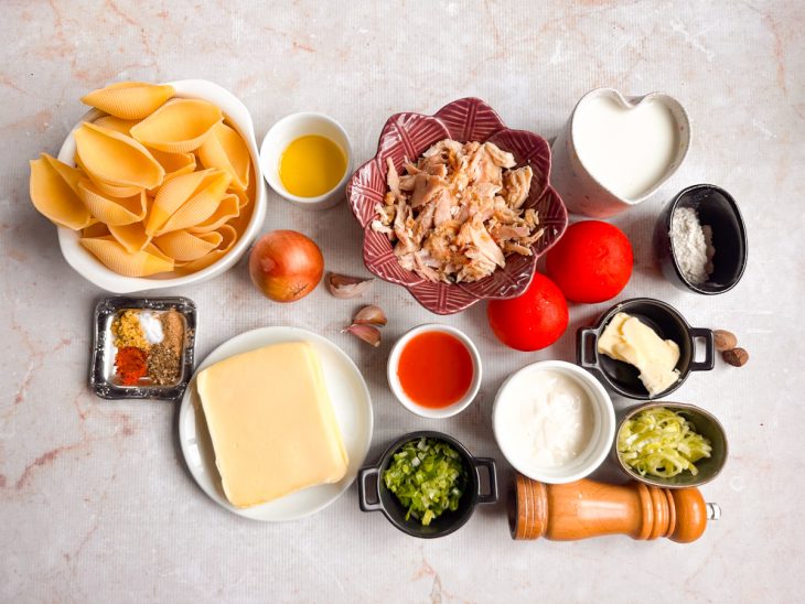 Ingredientes organizados sobre a bancada com legumes já picados.