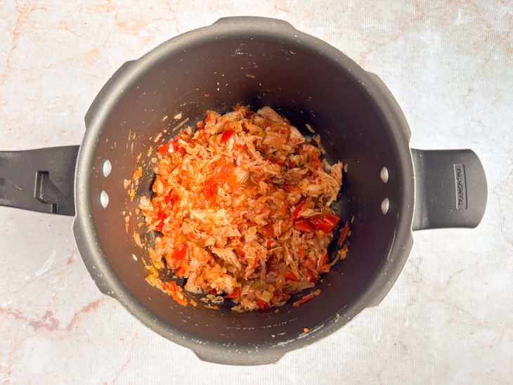 Molho de tomate incorporado ao refogado do recheio.