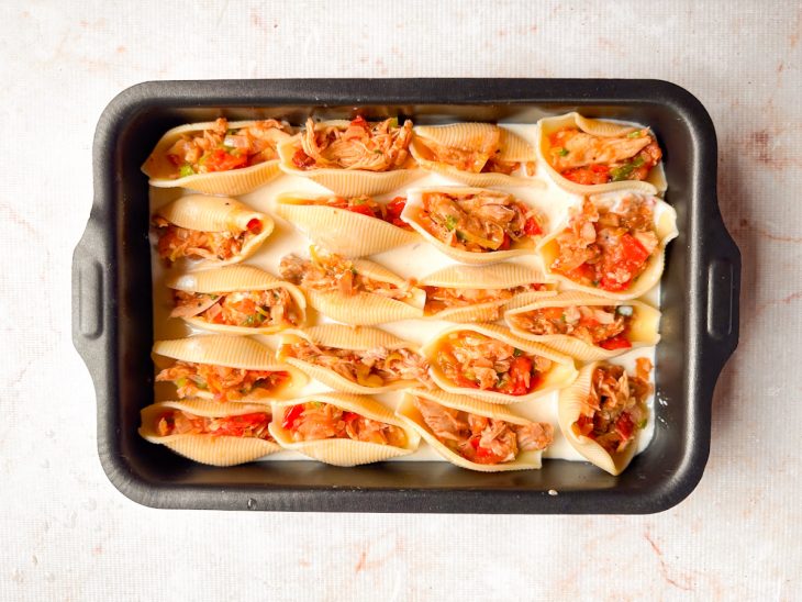 Molho branco espalhado no fundo da travessa.