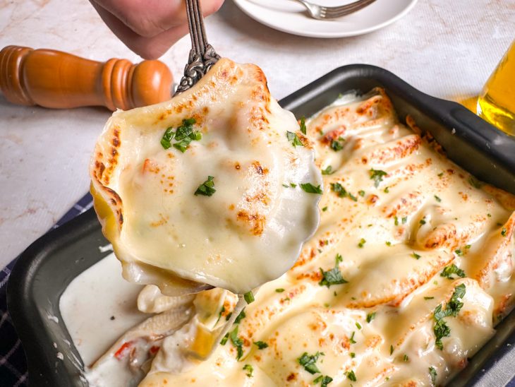 Conchiglione recheado com frango servido.