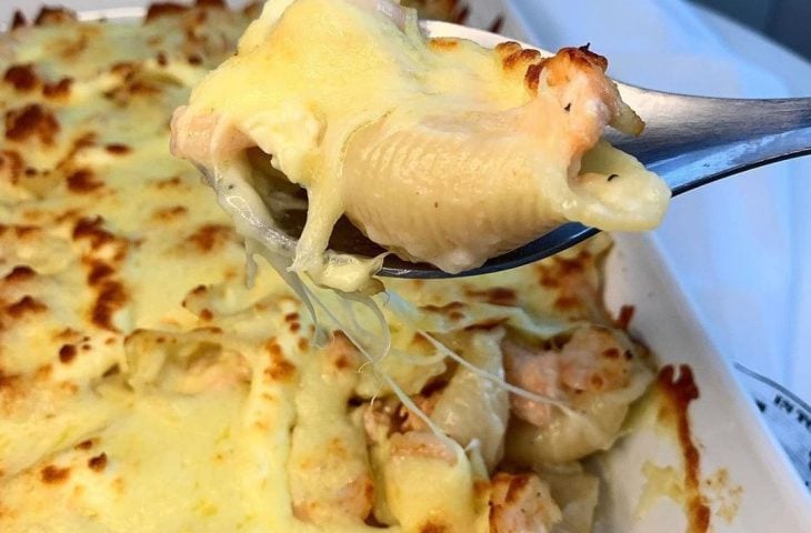 Conchiglione recheado com salmão ao molho de camarão