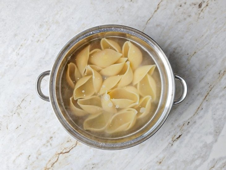 Conchigliones cozinhando em água.