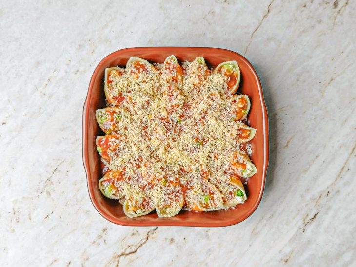 Parmesão polvilhado por cima dos conchigliones.