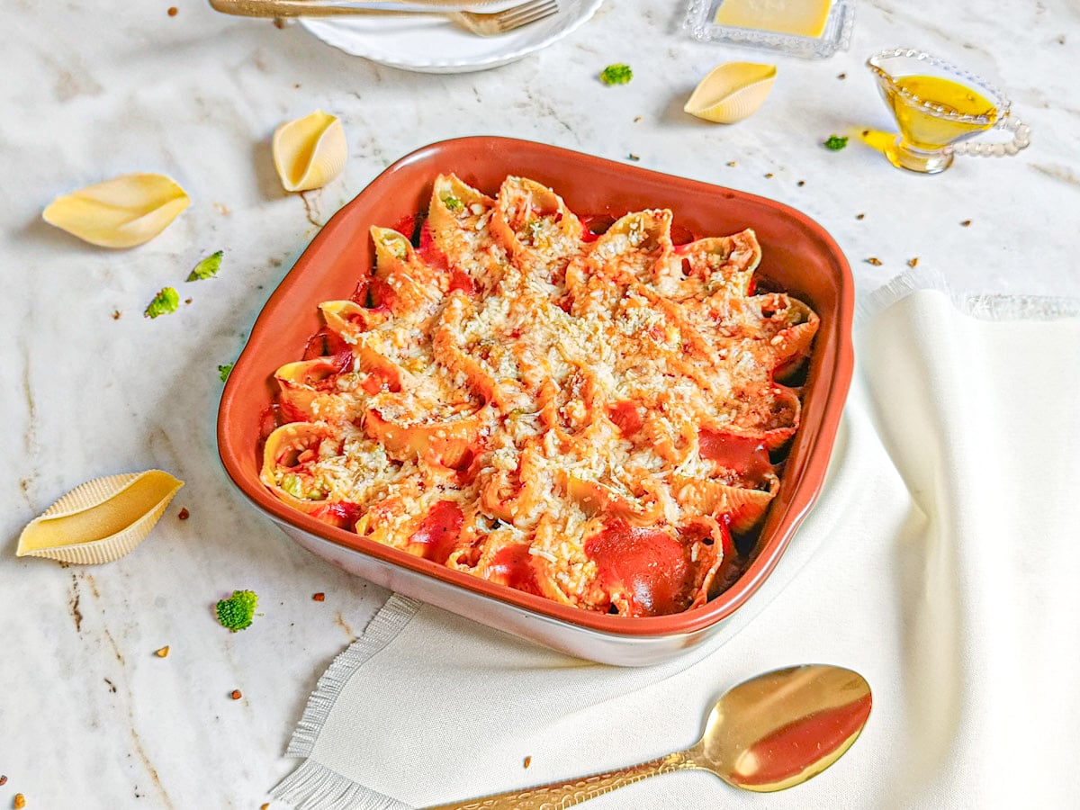 Conchiglione recheado de brócolis e queijo