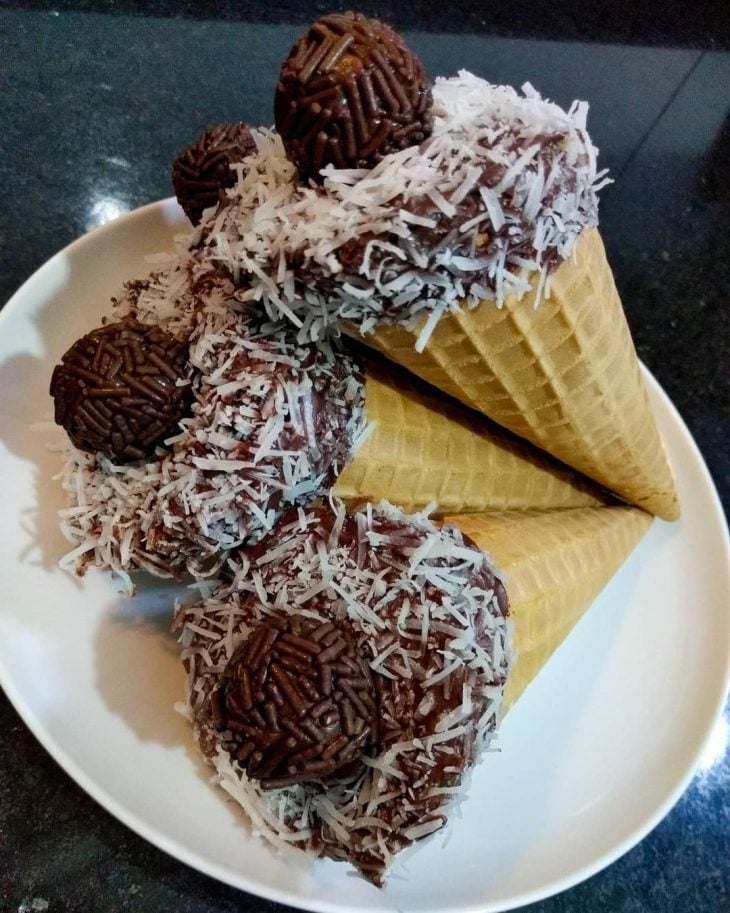 Cone trufado de chocolate com coco