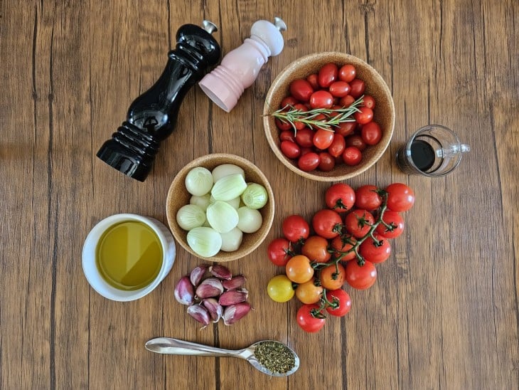 Uma bancada com os ingredientes separados.