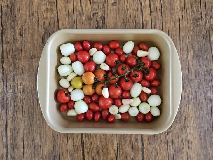 Tomates, a cebola e o alho em uma forma.