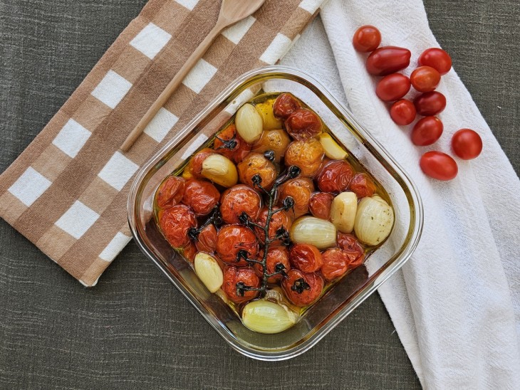 Um recipiente contendo confit de tomate e cebola.