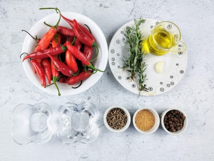 Ingredientes para a conserva de pimenta.