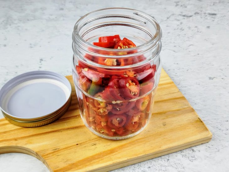 Rodelas de pimenta em um pote de vidro.