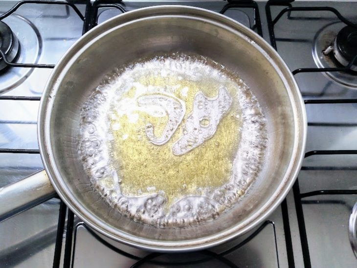 Azeite, vinagre e vodka em uma panela.