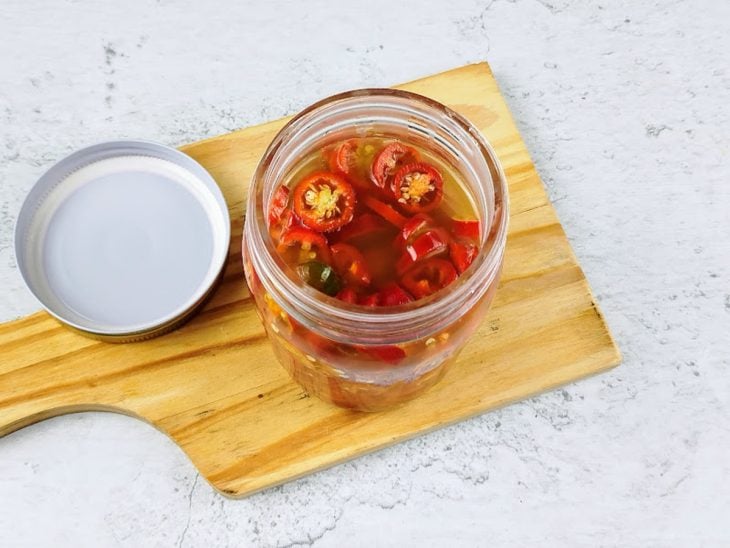 Pote de pimenta com mistura da panela adicionada.