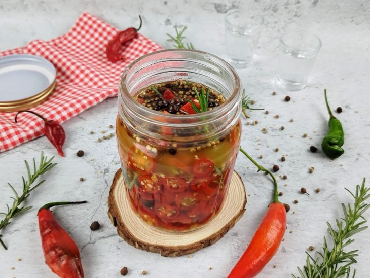 Conserva de pimenta pronta para consumo, com ingredientes adicionados.