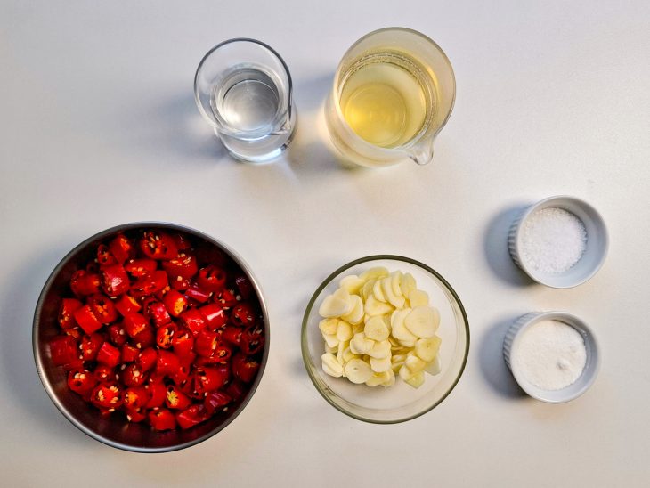 ingredientes para preparo de conserva de pimenta-dedo-de-moça separados