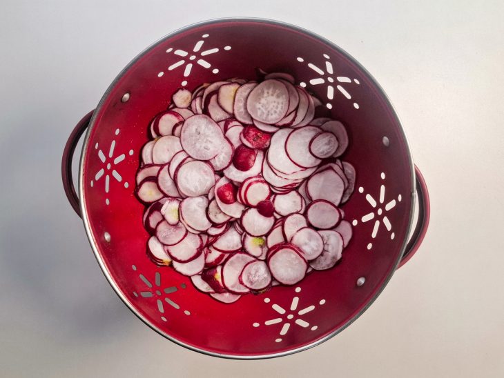 Rabanetes num escorredor de macarrão, para liberar água.