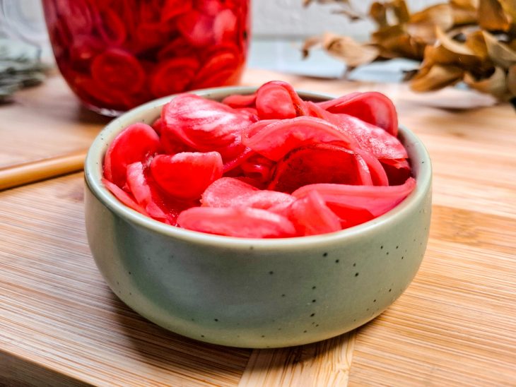 Porção do rabanete servida em tigelinha, após os 2 dias de curtição.