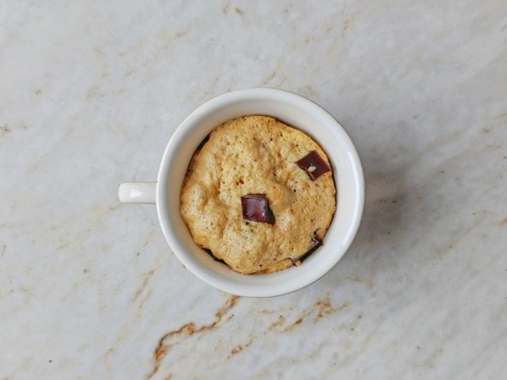 Cookie de caneca sendo levado ao micro-ondas.