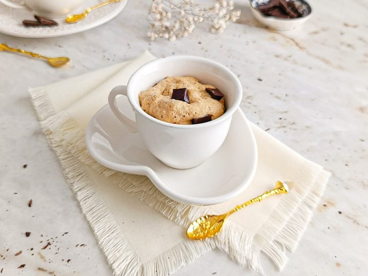 Cookie de caneca servido.