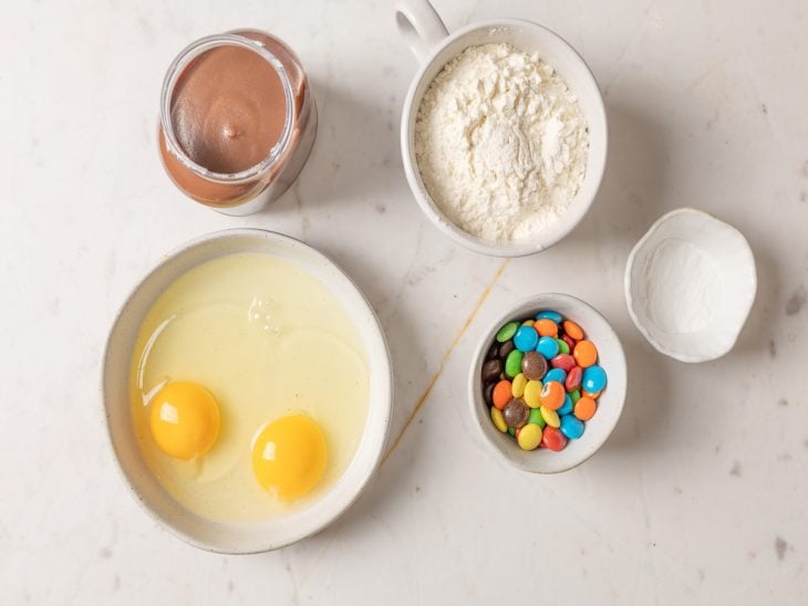 Ingredientes para a receita reunidos em uma bancada.
