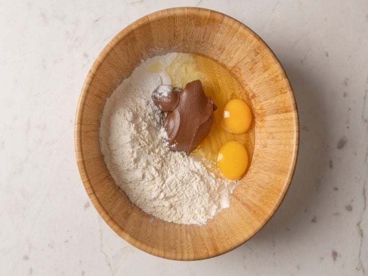 Ingredientes colocados em uma tigela redonda funda.