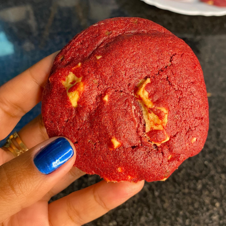 Cookie red velvet com chocolate branco