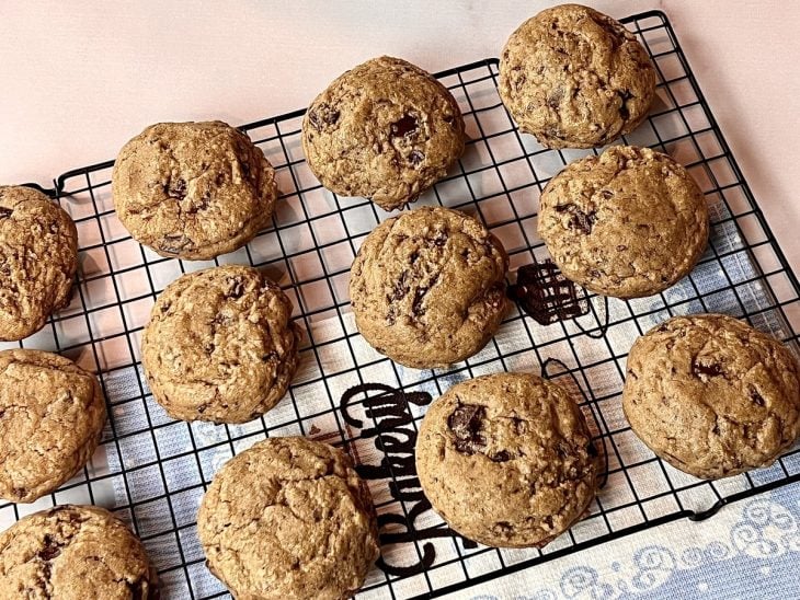 Um bancada contendo cookies.