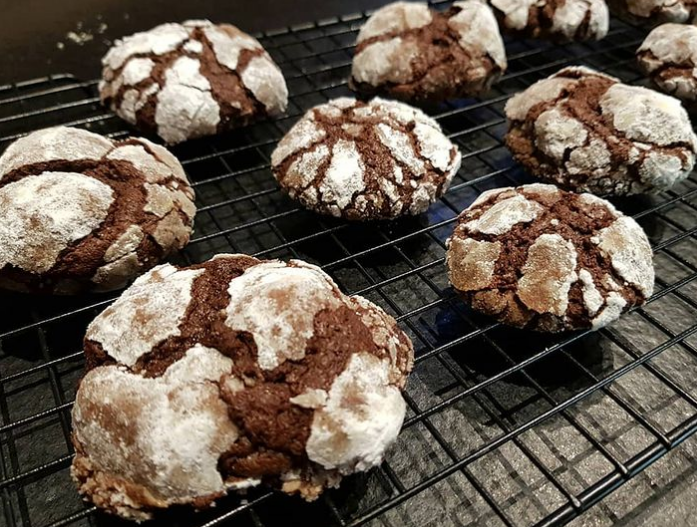 Cookies craquelados de laranja e café