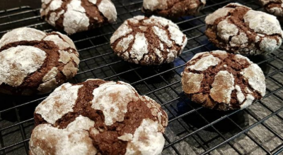 Cookies craquelados de laranja e café