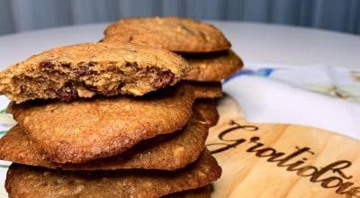 Cookies de amendoim com gotas de chocolate