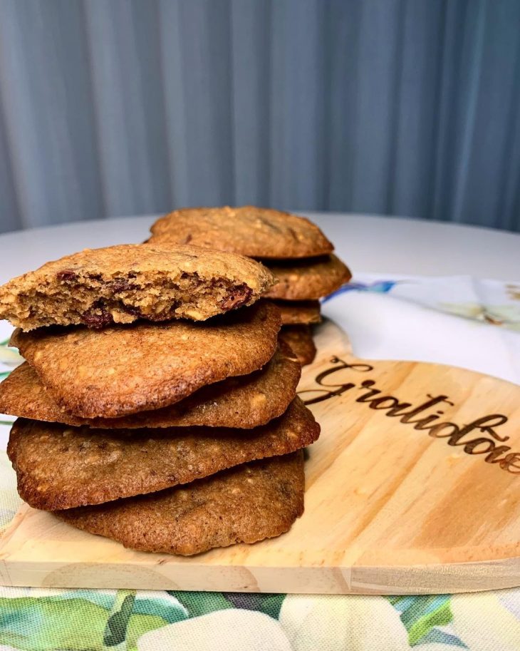 Cookies de amendoim com gotas de chocolate