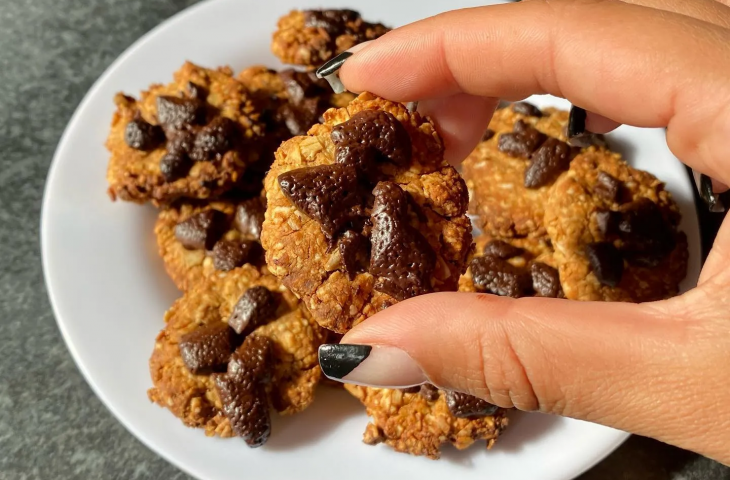 Cookies de amendoim e chocolate com aveia