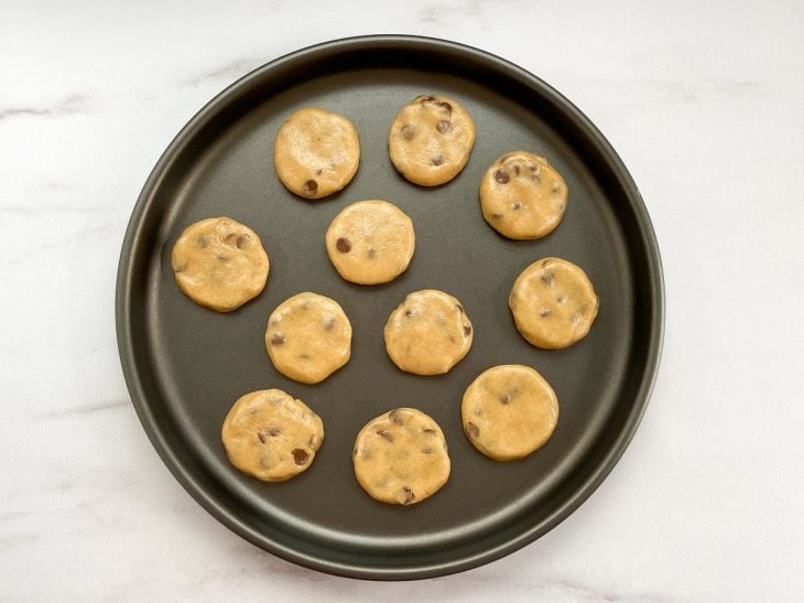 Uma forma contendo cookies crus de aveia com gotas de chocolate.