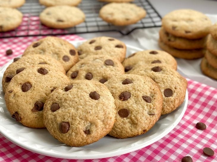Um prato contendo cookies de aveia com gotas de chocolate.