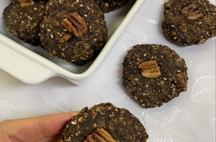 Cookies de banana com nozes veganos