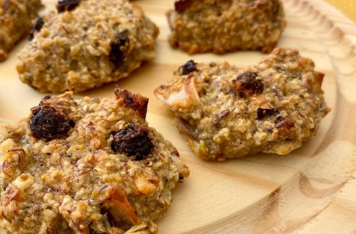 Cookies de banana com passas e coco