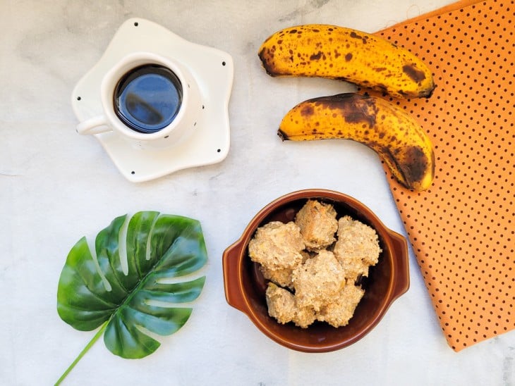 Uma bancada com os cookies de banana.